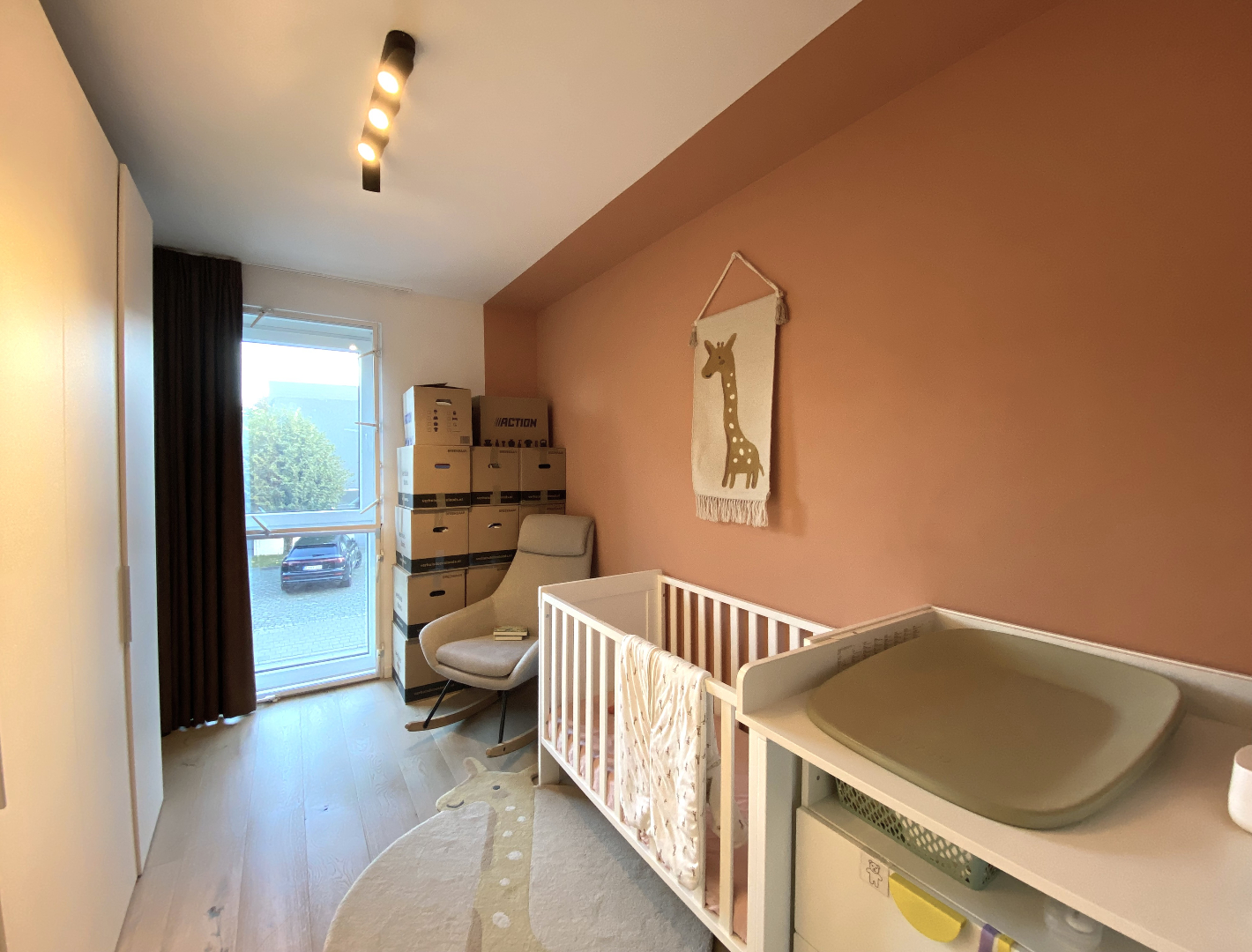 Instapklaar modern 2-slaapkamerappartement met garage in hartje Waregem! 