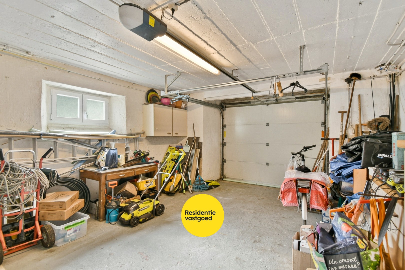 Instapklaar gelijkvloers appartement met privatieve toegang, garage, zonnige tuin en terras nabij zee 