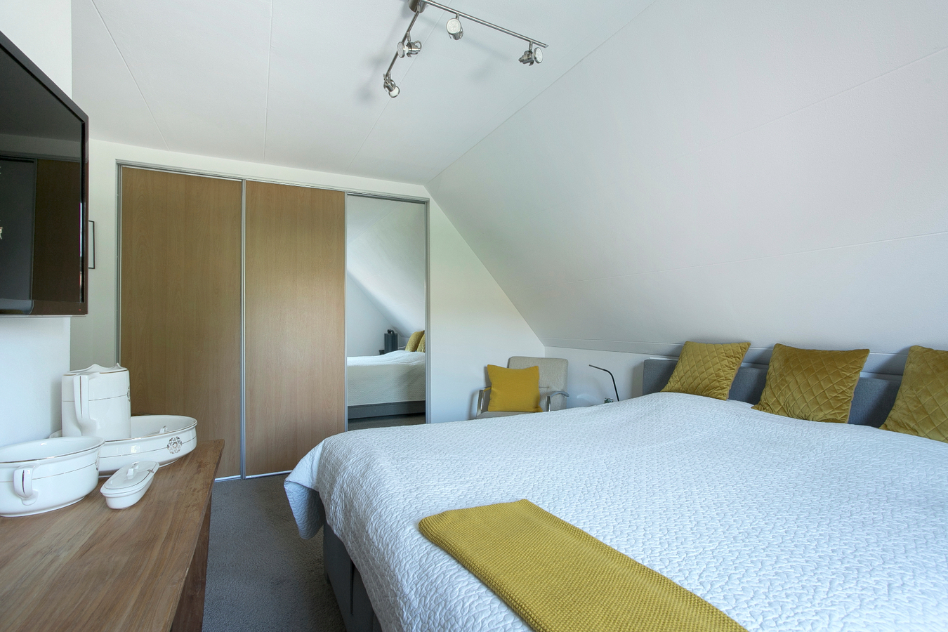 Deze moderne en royale vrijstaande woning staat op een rustige woonlocatie op een mooi hoekperceel. 