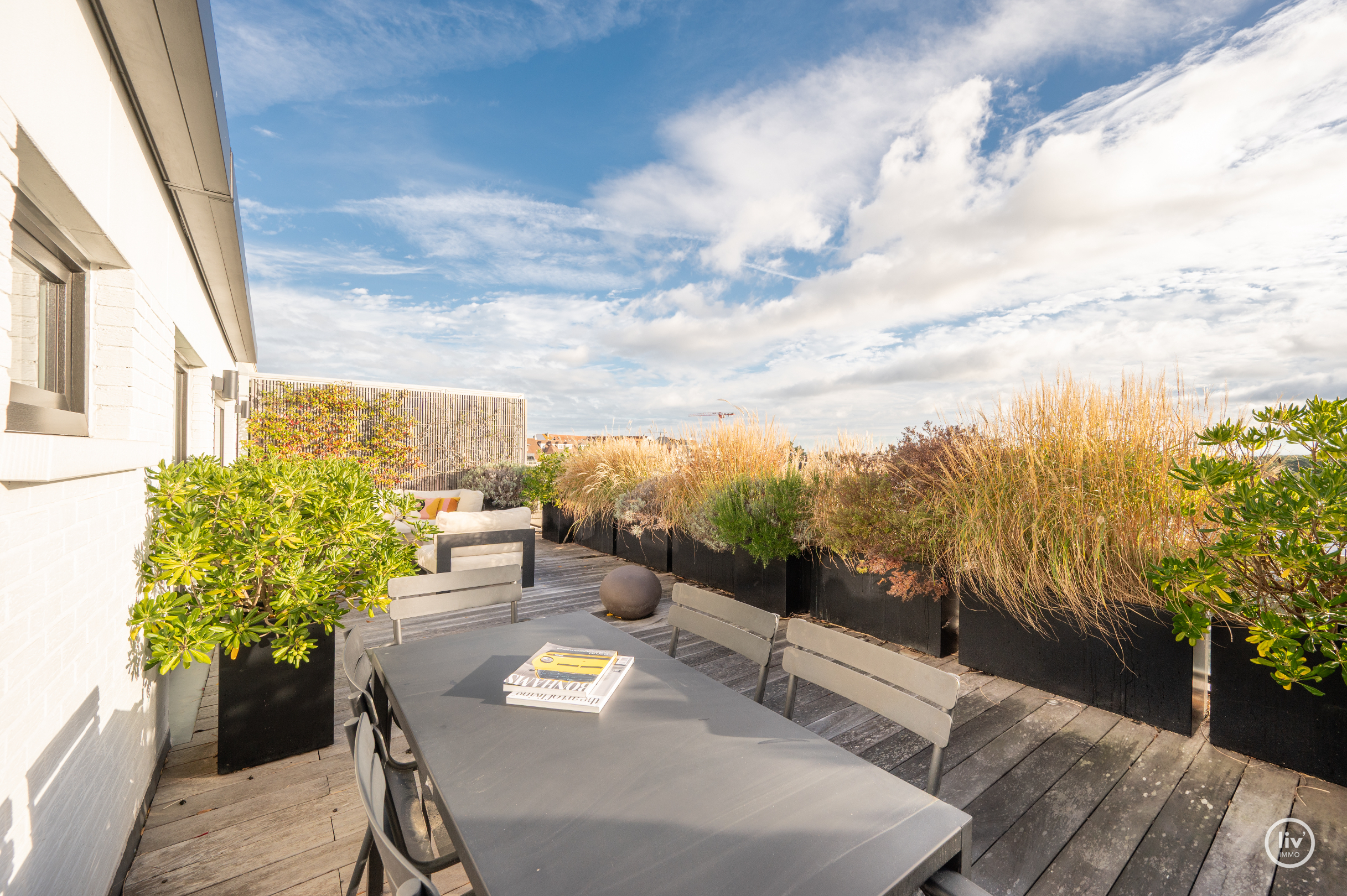 Voici la traduction en français :Appartement lumineux et également en penthouse, idéalement situé entre le Zoute et le centre commercial (possibilité d'acquérir une place de garage à proximité de l'ap 