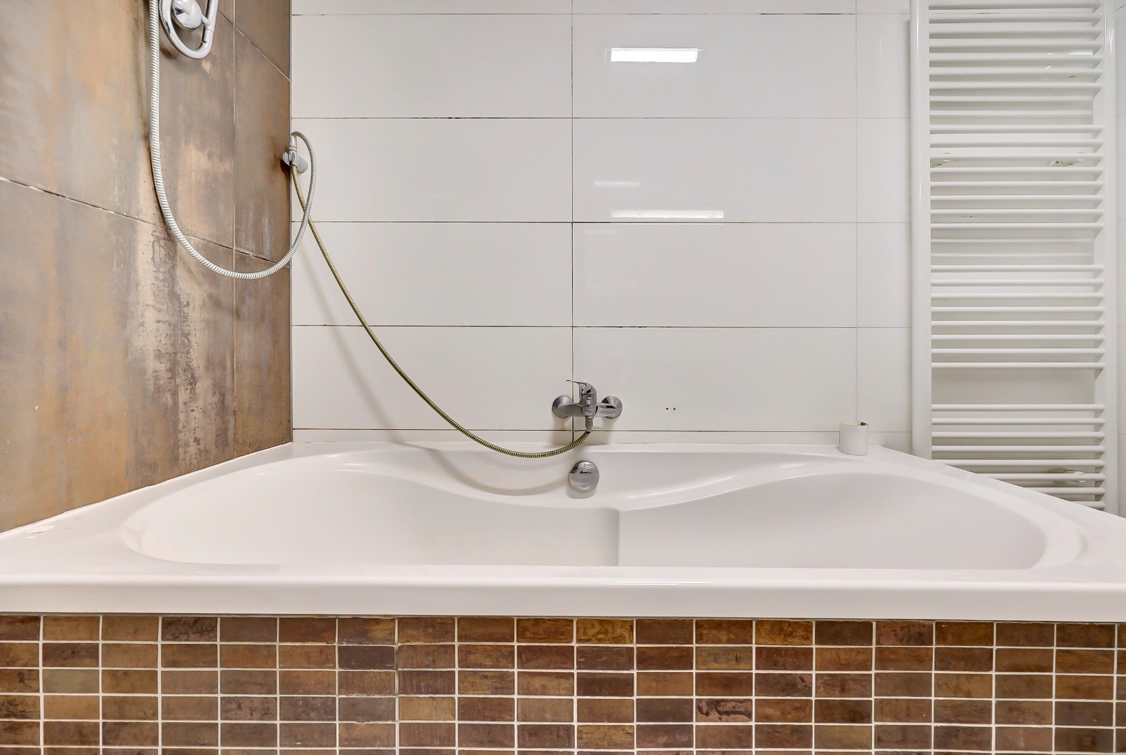 In de jonge woonwijk Nesselande in deelplan Haag en Park gelegen 5 kamer tussenwoning met houten berging en parkeerplaats op 131 m² eigen grond. 