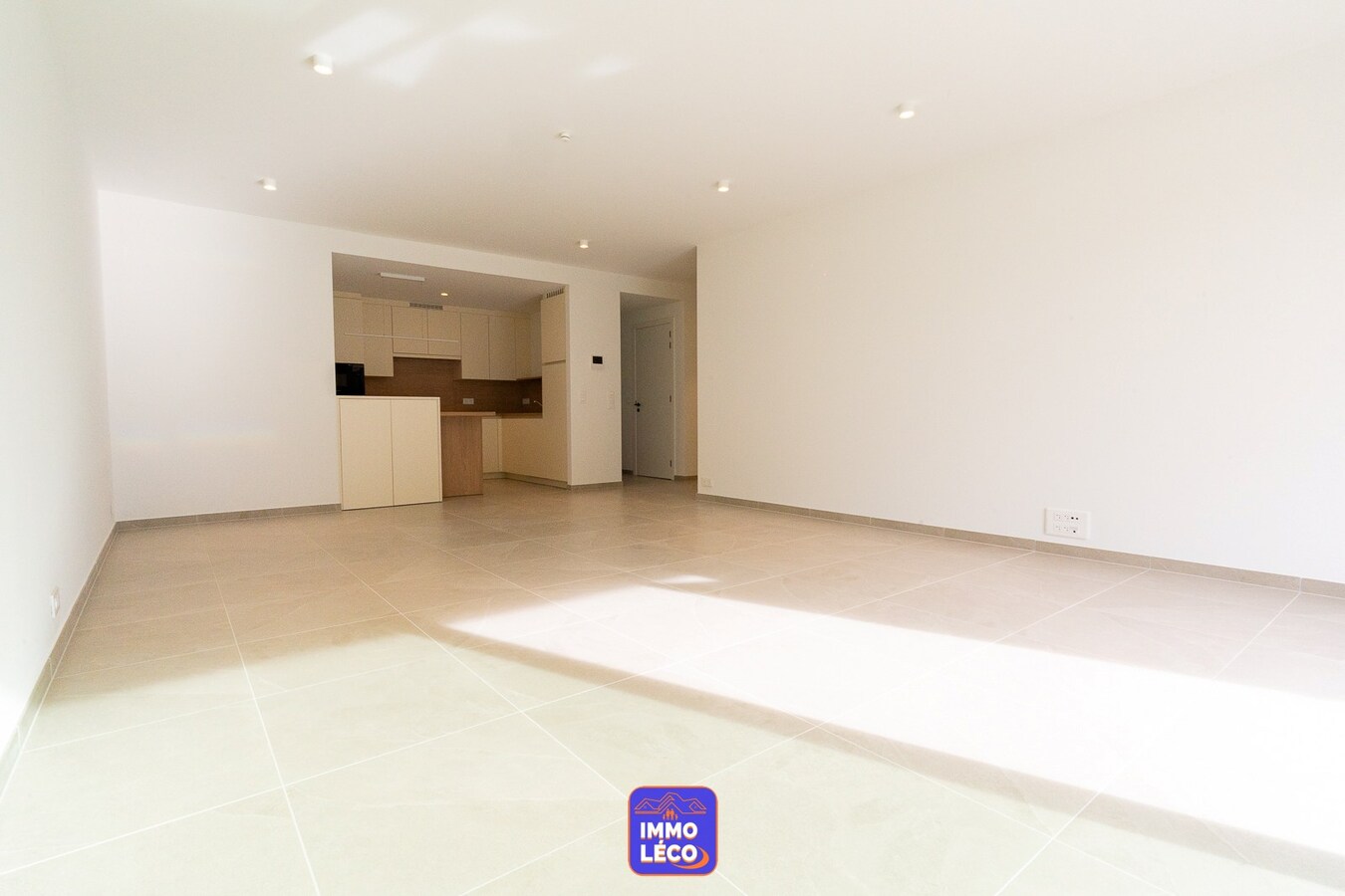 Appartement NEUF de haut standing avec garage 3 voitures, EN PLEIN CENTRE-VILLE ! 