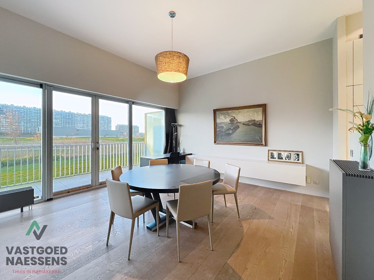 Magnifique appartement d'une chambre avec vue sur le golf et une terrasse ensoleillée. 