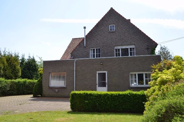 Te strippen / nieuw te bouwen woning en bijgebouwen op 906m² commercieel gelegen te Eeklo 