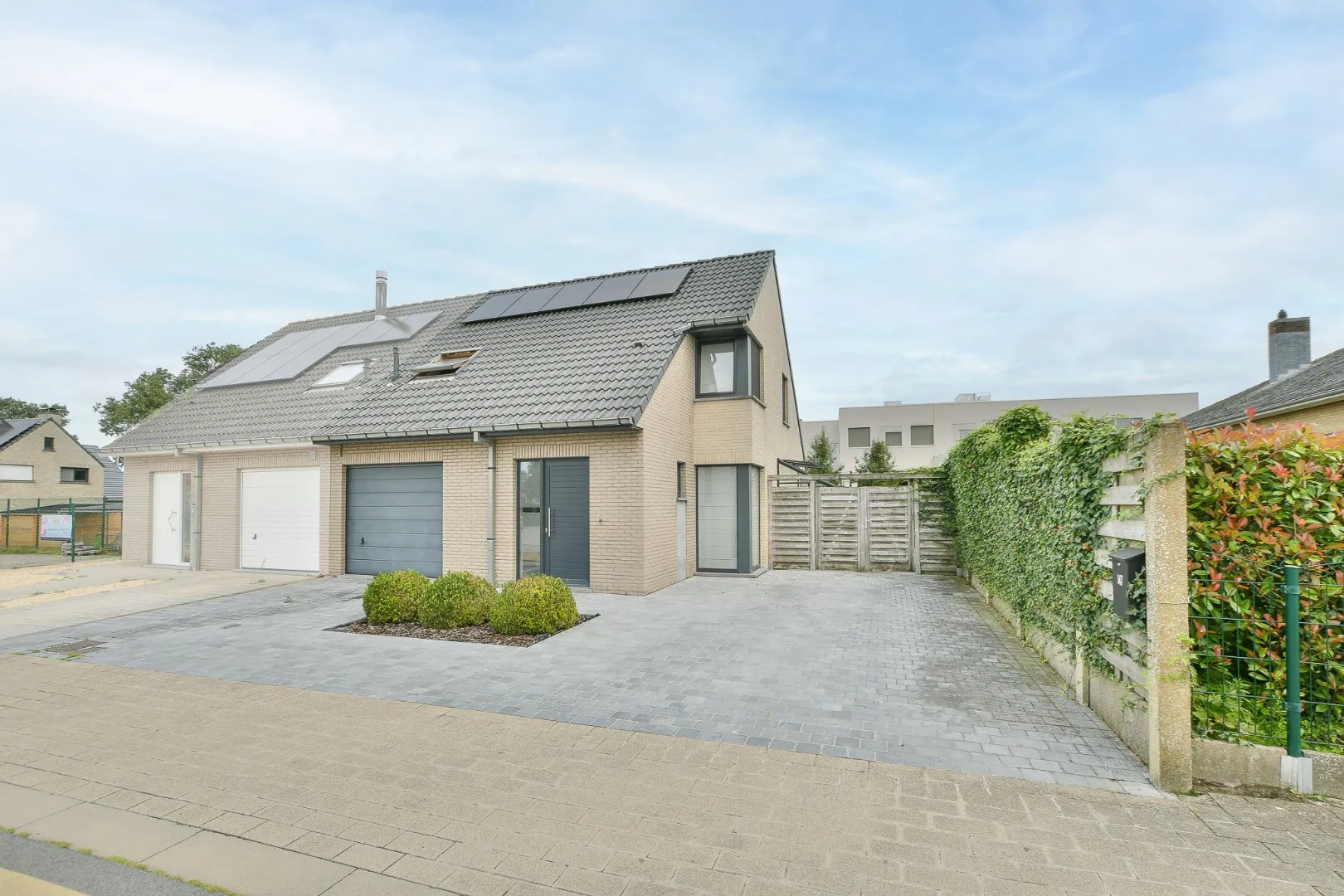 Halfopen woning (2004) met 3 slaapkamers en tuin