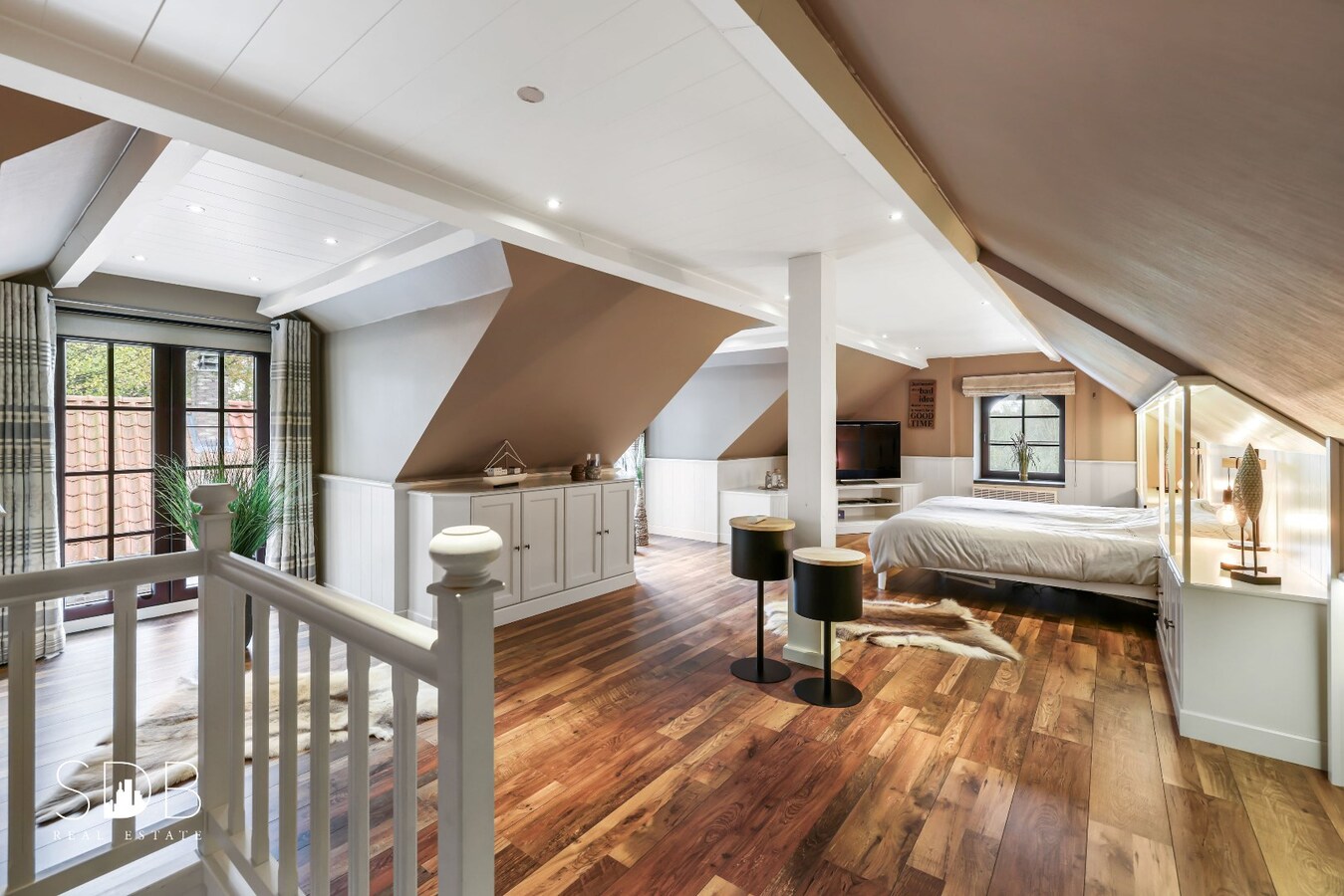 Landelijke villa met zwembad, paardenfaciliteiten en piste op circa 2 HA 