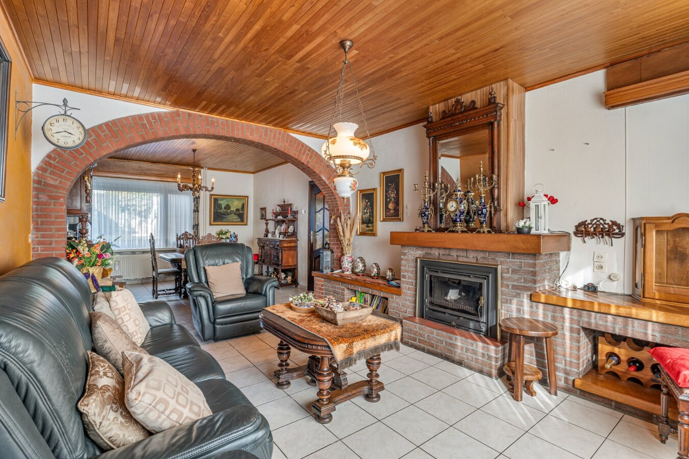 Halfvrijstaande gezinswoning met veel mogelijkheden op een perceel van 8are! 