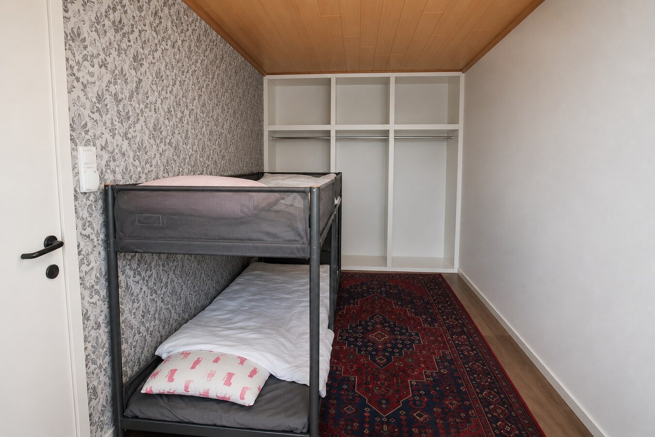 Te koop: uitzonderlijk ruime woning op centrale ligging met 6 slaapkamers, 3 badkamers én stadstuin! 