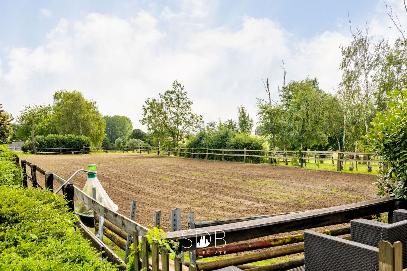 Hedendaagse woning met hippisch complex op circa 2hectare 