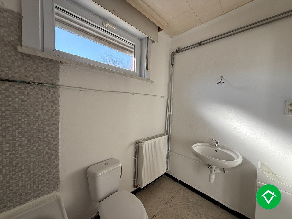 Instapklare rijwoning met 2 slaapkamers, zolder en koer in centrum Roeselare 