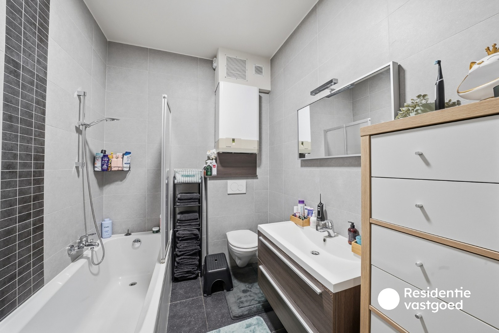 Instapklare woning met dubbele garage, 3 kamers en zongerichte buitenruimtes 