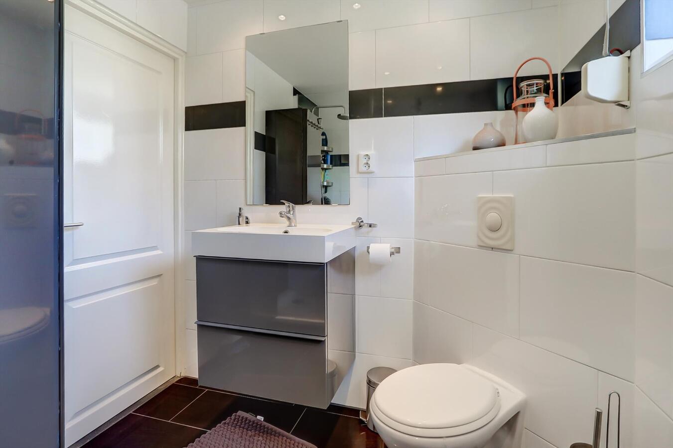 Tussenwoning met 4 slaapkamers en ruime garage van 6 x 5 m! 