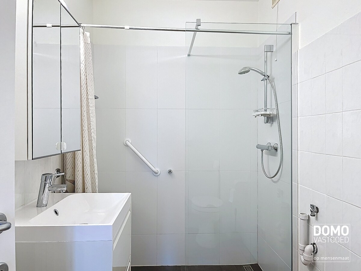 LICHTRIJK APPARTEMENT MET 2 SLAAPKAMERS EN GARAGEBOX 