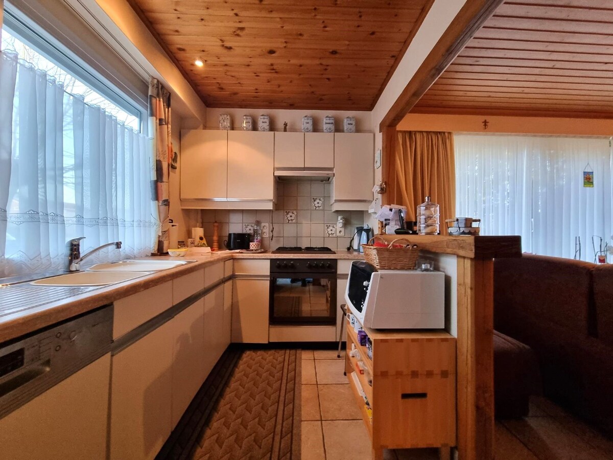 Zeer rustig gelegen, te renoveren halfopen woning met mooie tuin - Heist 