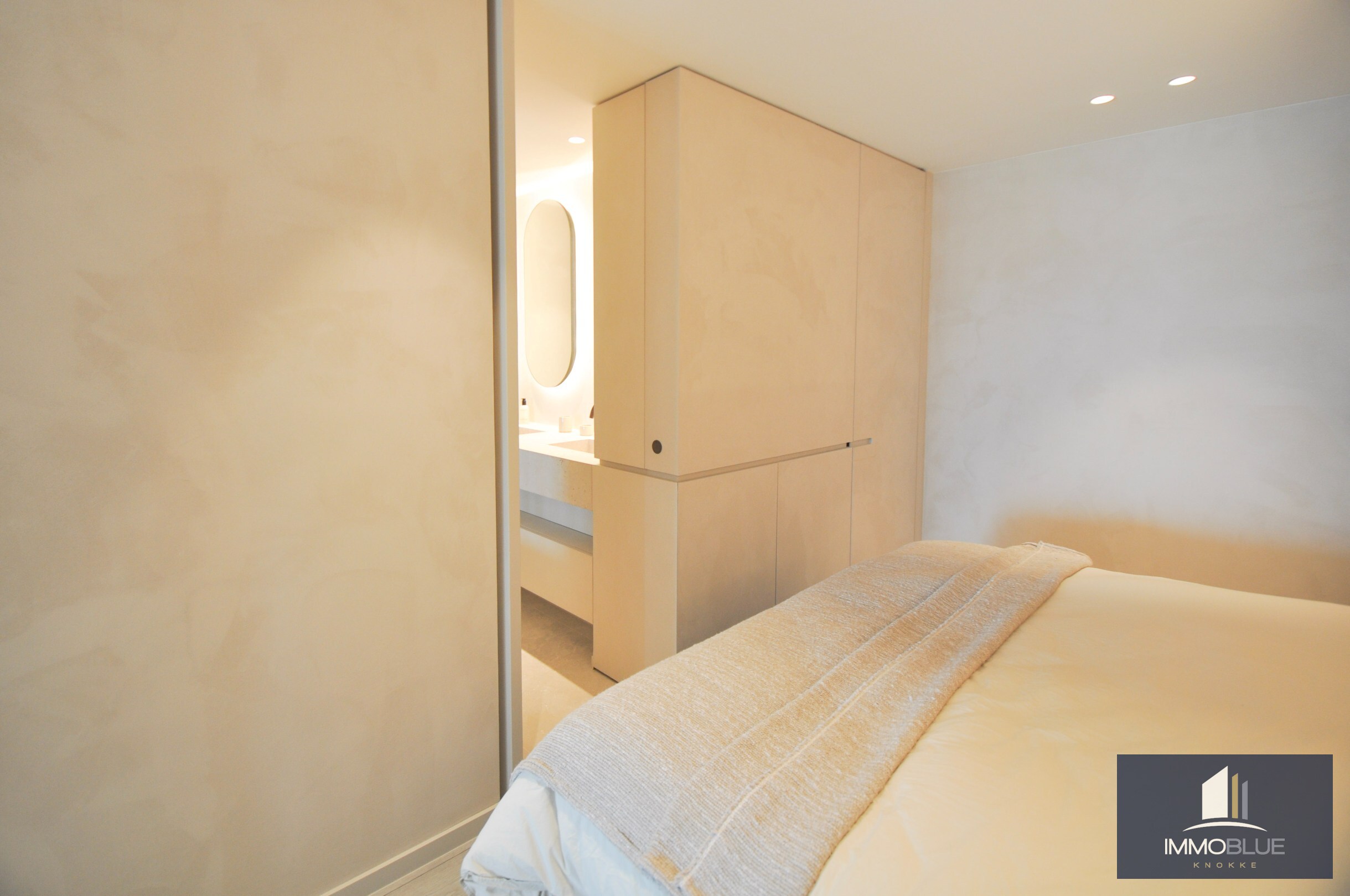 Appartement exceptionnel avec vue frontale sur la mer et une façade d’environ 11,5 mètres, situé au Zoute. 