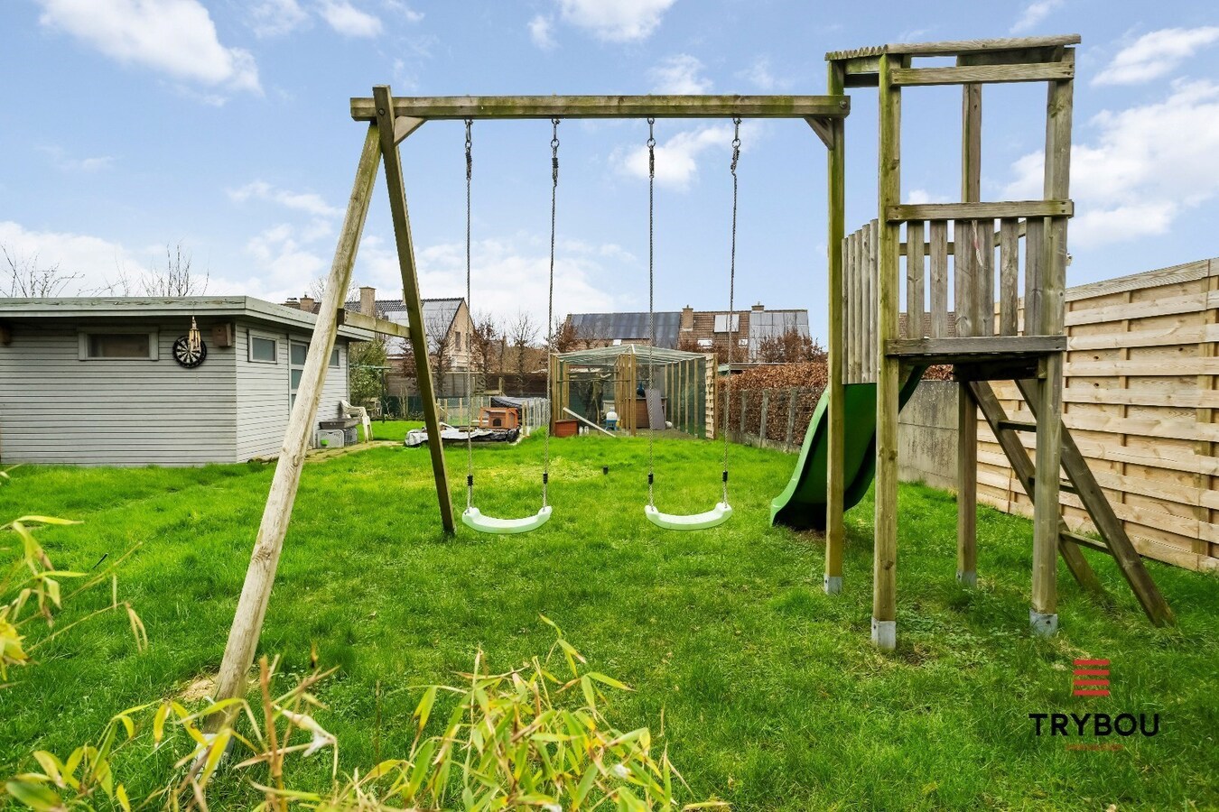 Uiterst ruime woning op het 'Stationsplein' in Merkem 