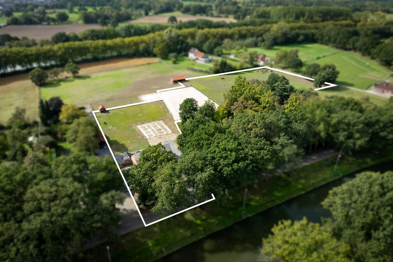 Landelijk gelegen woning met buitenpiste en weide op ca. 1ha te Bocholt 