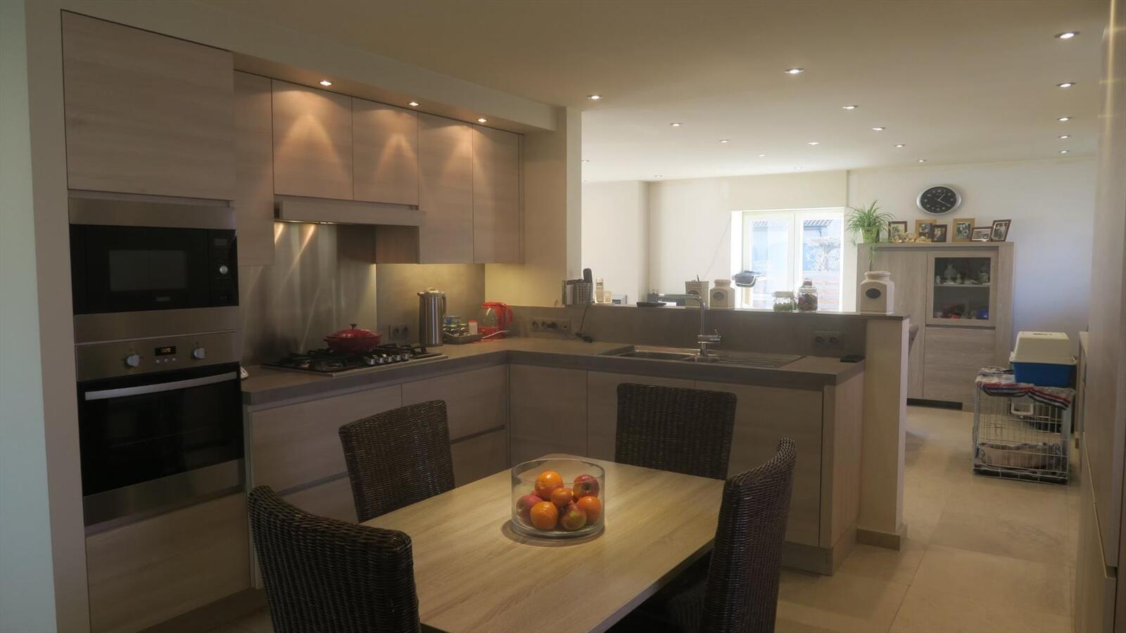 Volledig vernieuwde, geïsoleerde woning met dubbele garage 