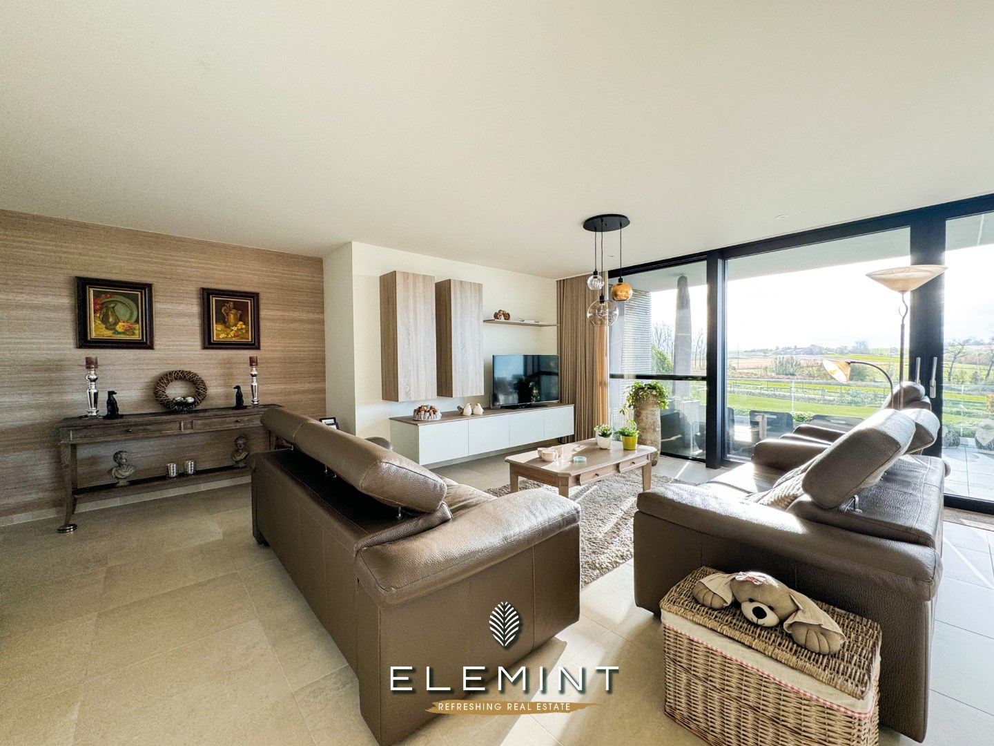 Ruim modern appartement met terras, 2 slaapkamers en 2 staanplaatsen 