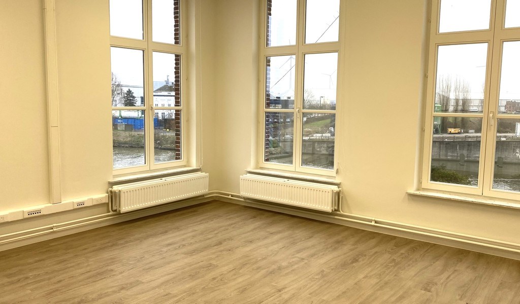 Kantoren met zicht op water in gerenoveerde kantoorvilla te huur in Gent