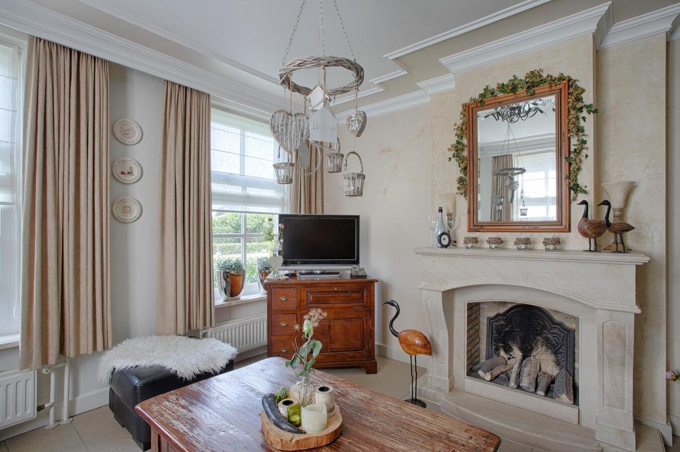 Vrijstaande woning met grote garage, 4 slaapkamers en ruime zolderverdieping. 