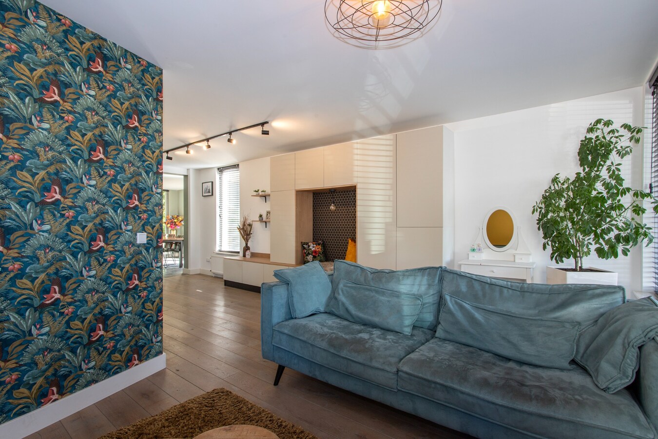 Vrijstaande woning met carport en garage gelegen op een perceel van 437 m2. 