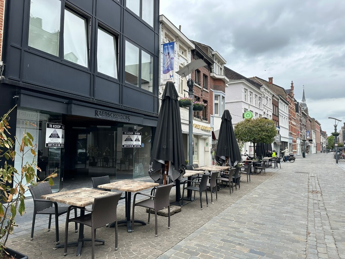 Handelsgelijkvloers, met mooie  etalage,  grote kelder 