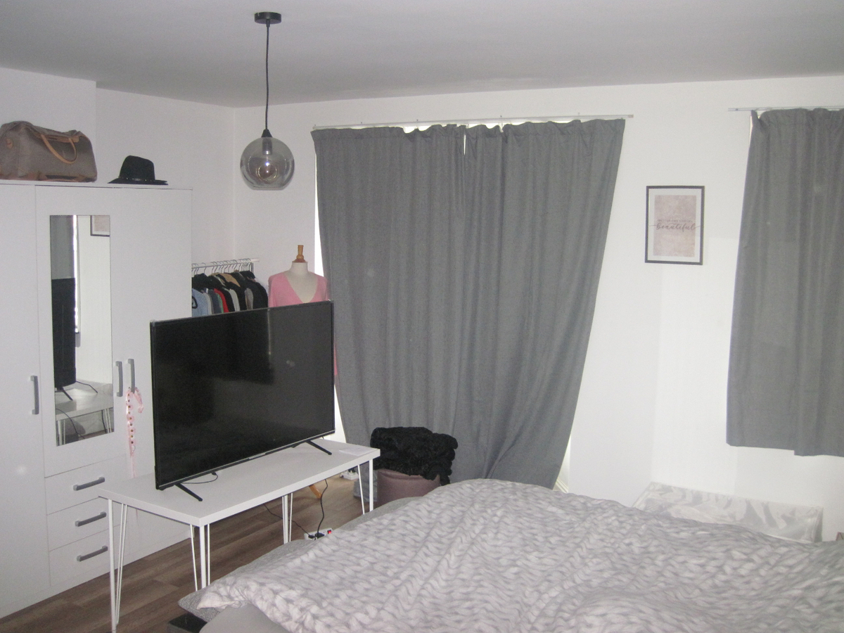 Recent vernieuwde, ruime rijwoning in hartje Gavere. 