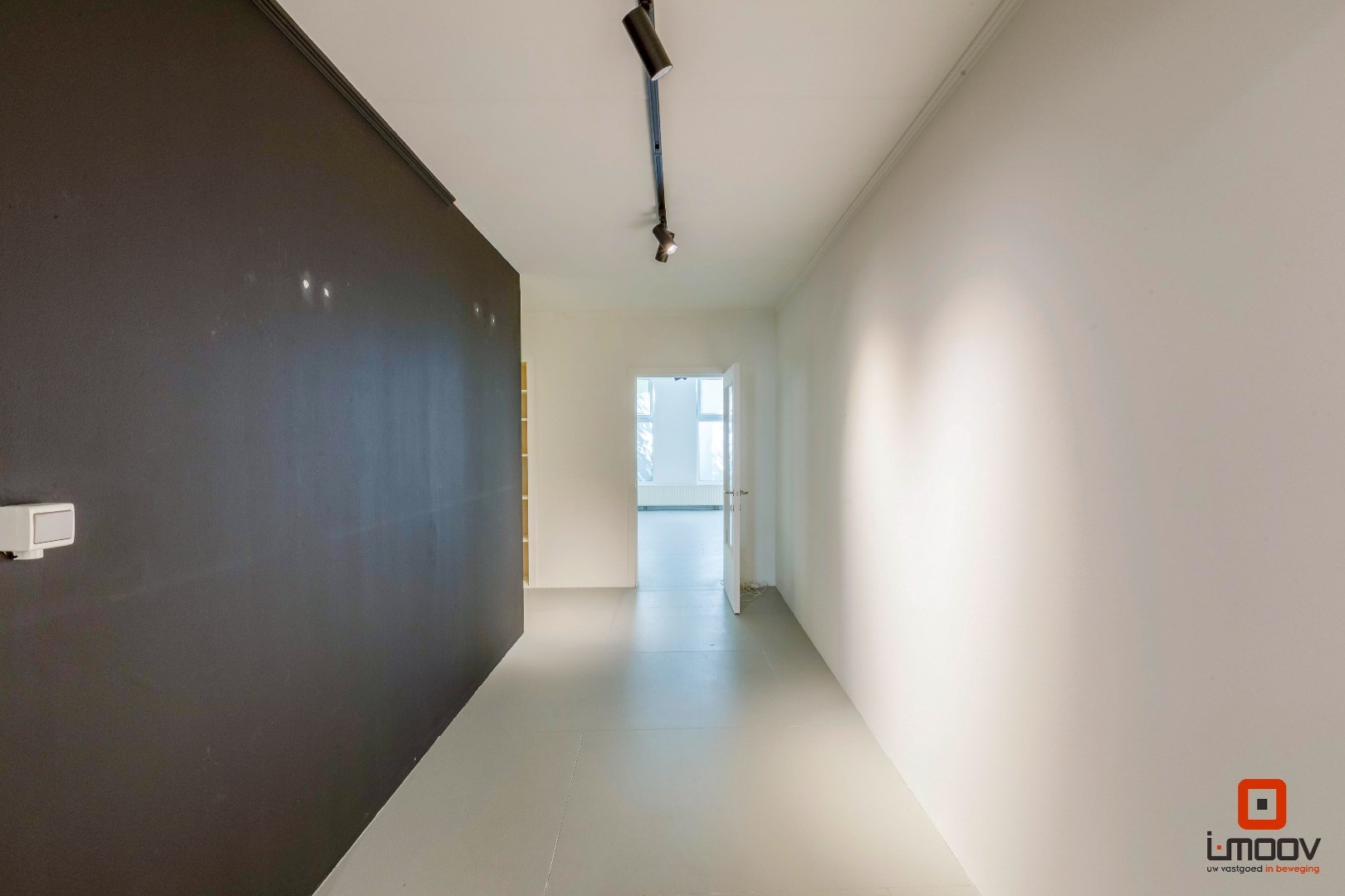 Uitzonderlijk ruim en lichtrijk handelspand met showroom op toplocatie in Gent 