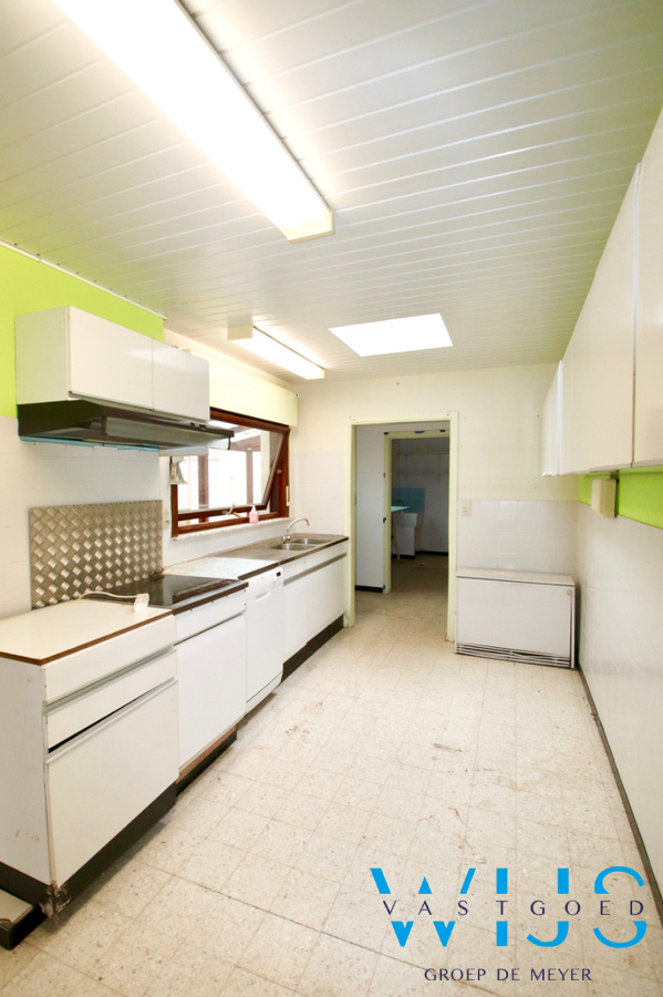 Op te frissen/te renoveren gezinswoning op TOPlocatie te ERTVELDE! 