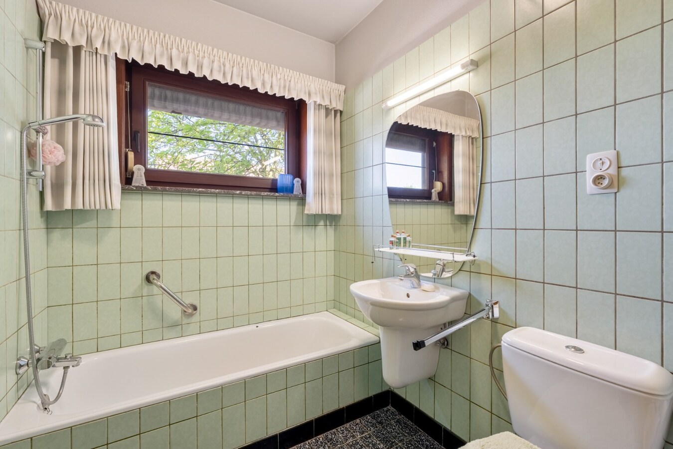 Gelijkvloerse gezinswoning op een ruim perceel van 9a51ca op een rustige locatie met uitzicht op achterliggende weilanden! 