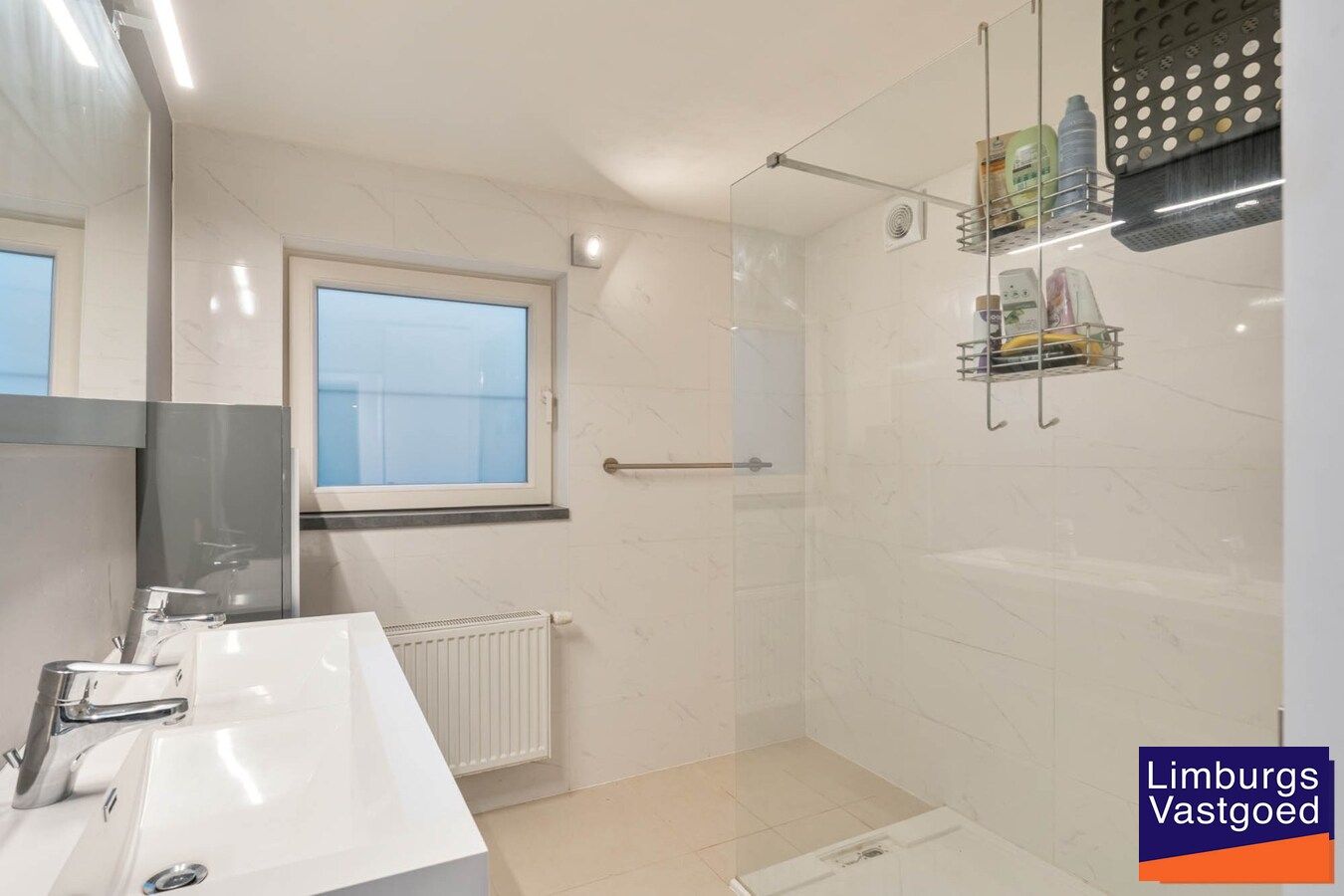 Stadswoning met 4 slpk, zuidgerichte tuin en garage, nabij kleine ring, station en Vredespark 