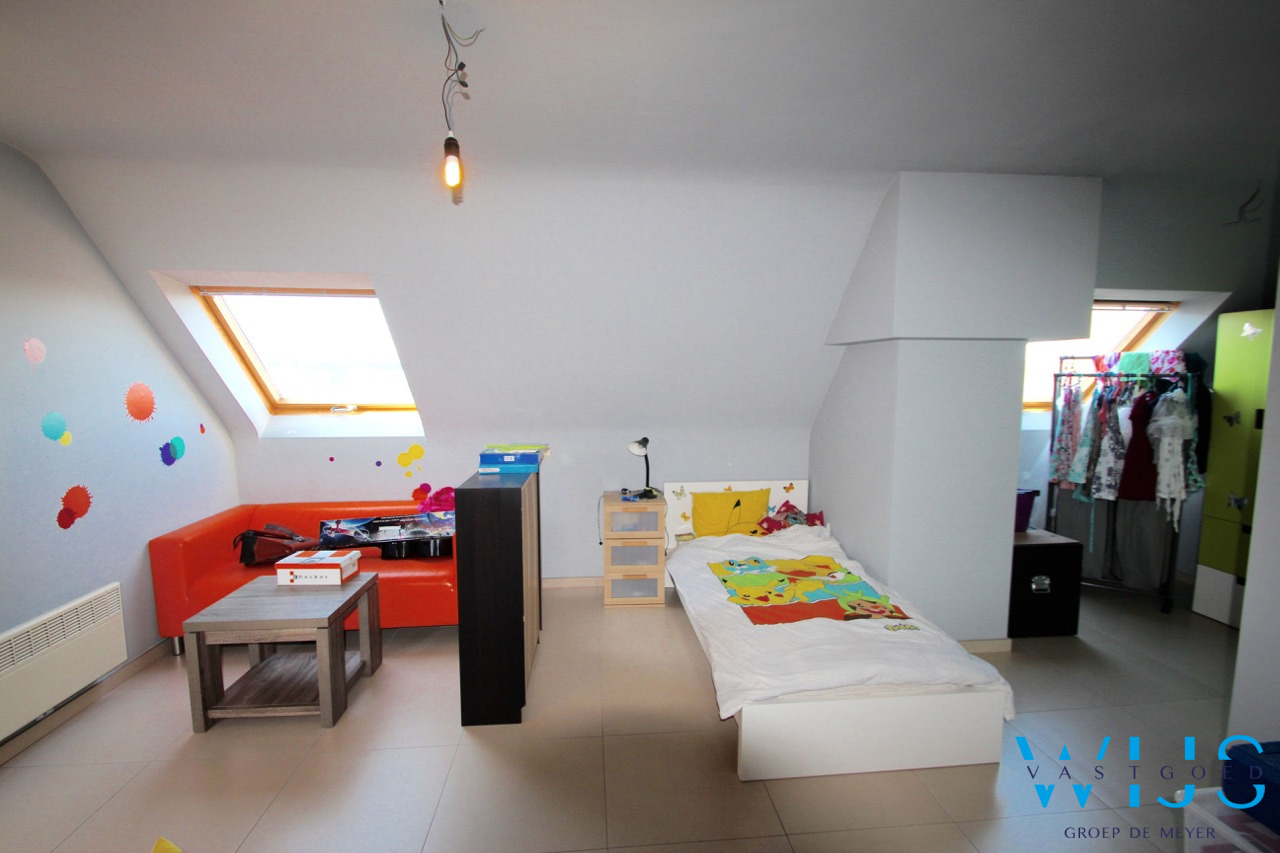 Lichtrijk dakappartement met aparte vrijstaande garage 