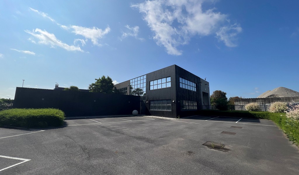 Bedrijfsgebouw met villa te huur langs E17 in Kruisem