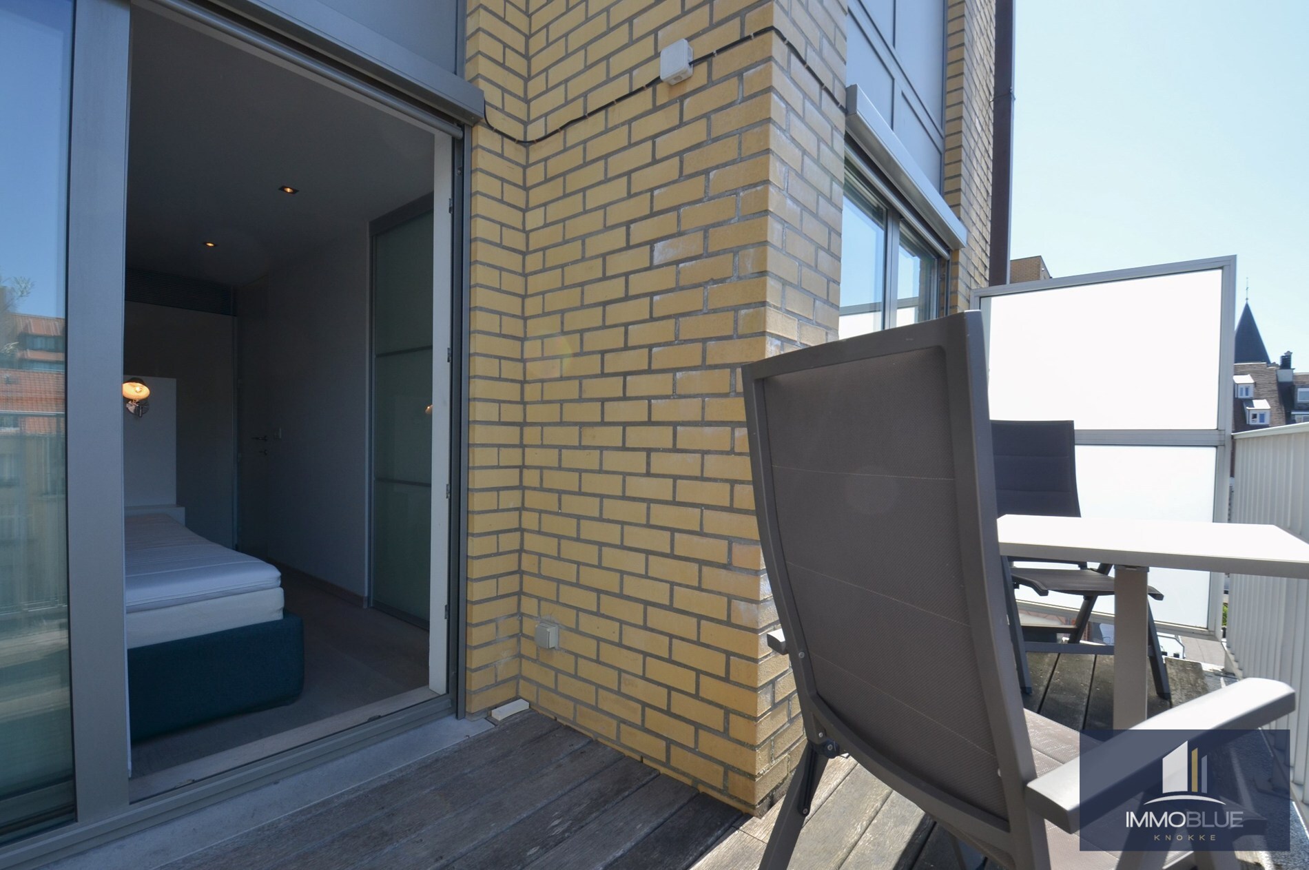 Duplex mezzanine lumineux et spacieux à louer, situé à deux pas de la mer. 