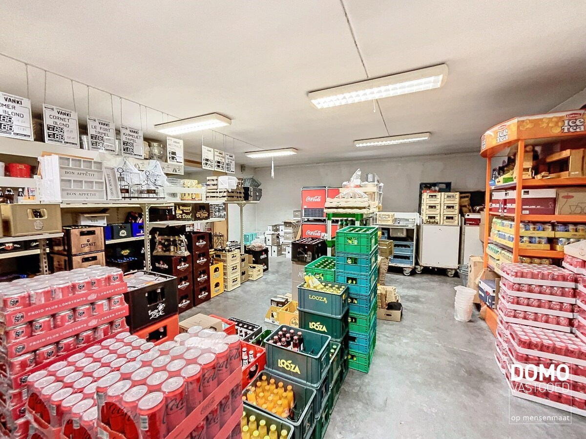 UNIEK pand met tal van mogelijkheden, gunstig gelegen te Kermt. 