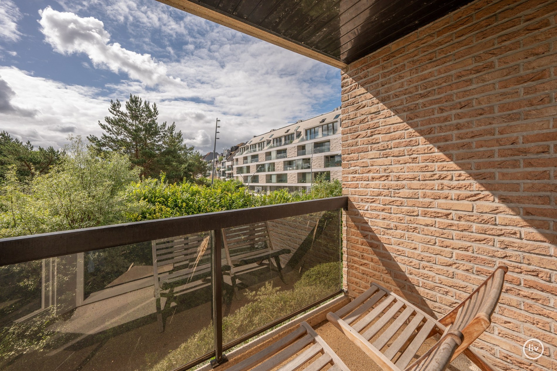 Magnifique appartement rénové de 2 chambres avec de belles vues sur le parc Yzer à Knokke. 