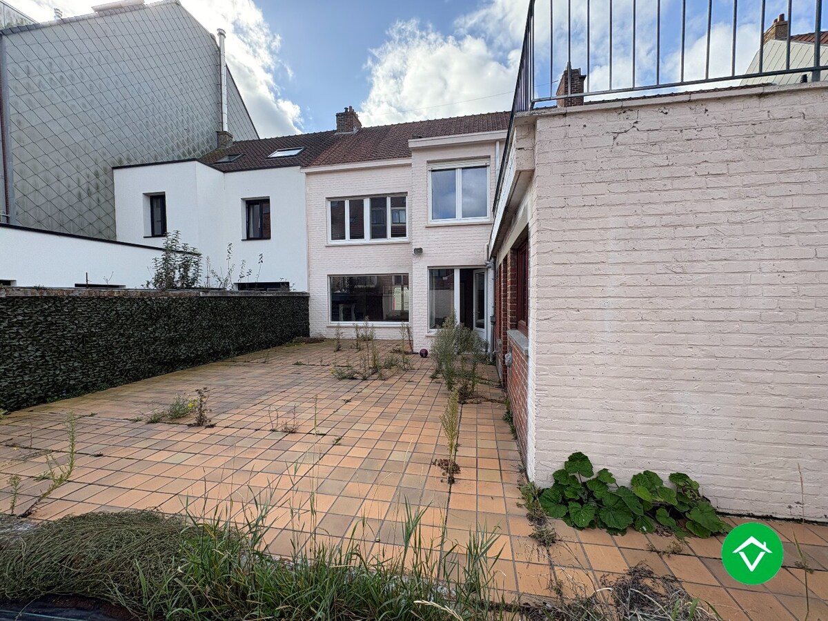 Te koop: Uniek gebouw met 2 appartementen, garage en ruime tuin – hartje Nieuwpoort-Stad 