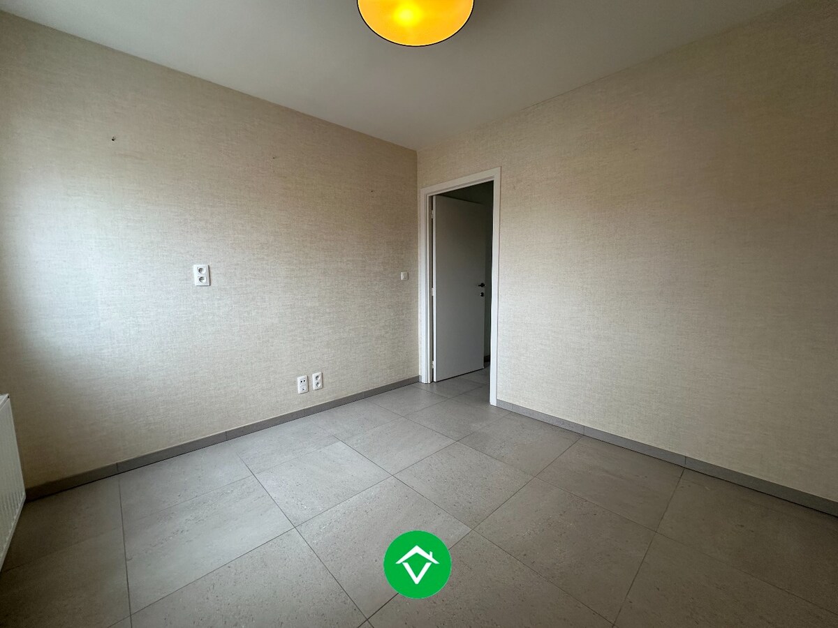 Charmant 2-slaapkamerappartement met garage en extra berging aan markt Kortemark 