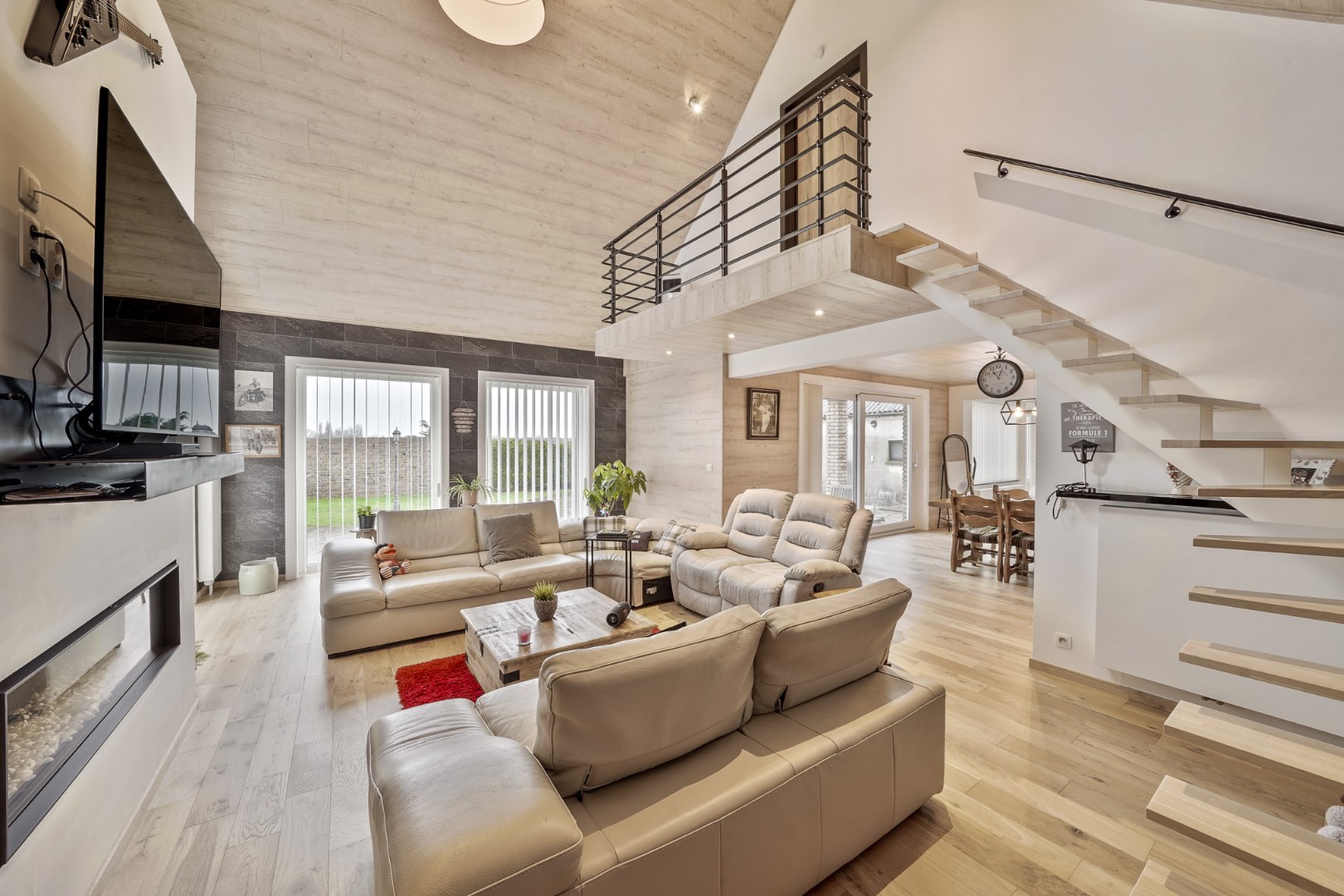Alleenstaande woning op ruim perceel met vernieuwd woongedeelte en loods (80 m²) 