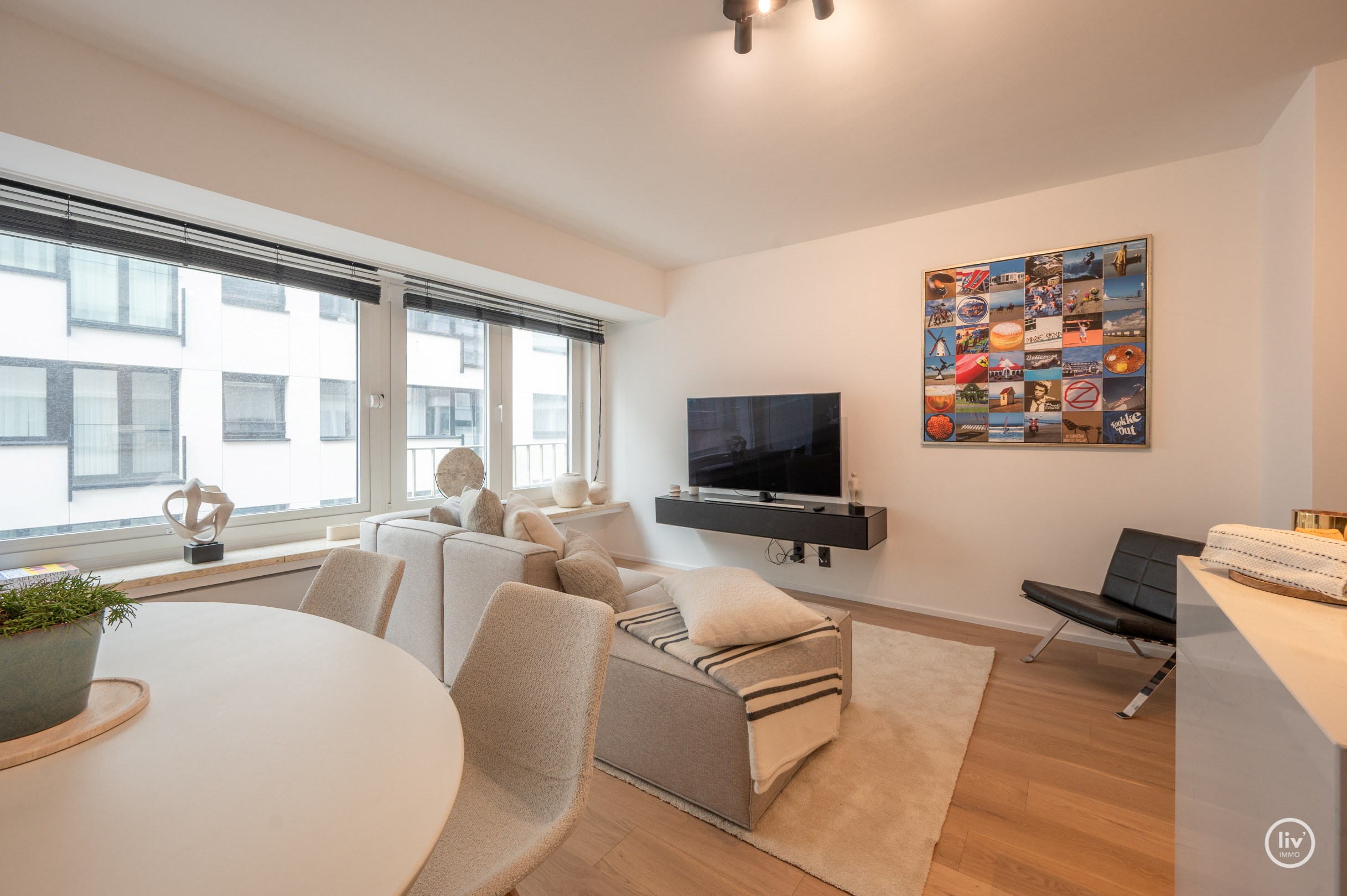 Gerenoveerd 2 slaapkamer appartement met een prachtig zeezicht gelegen nabij het Driehoeksplein te Knokke. 