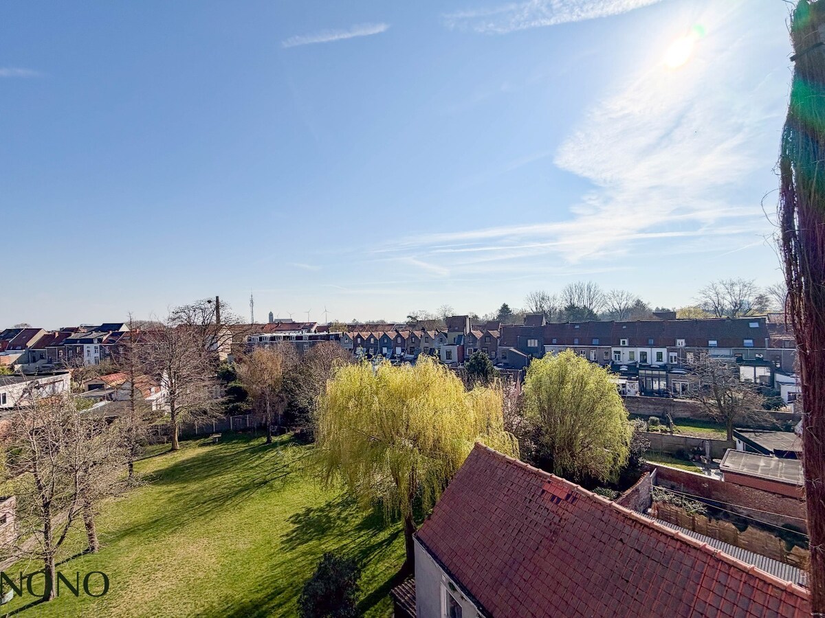 Fantastisch 2-slaapkamer appartement met staanplaats en terras pal in de Doorniksewijk ! 