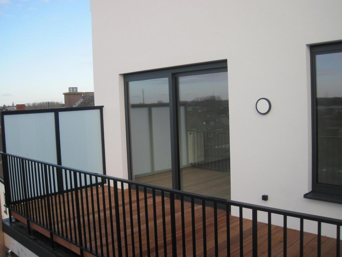 Unieke appartement (2 SUPER terrassen) op de Gaverse Markt !   LOFT-gevoel (hoogte : 3 m). 