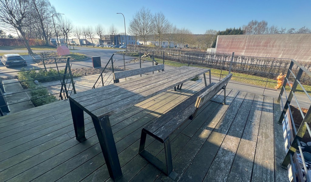 Bedrijfsgebouw met laadkades te huur in IZ Klein Frankrijk in Ronse