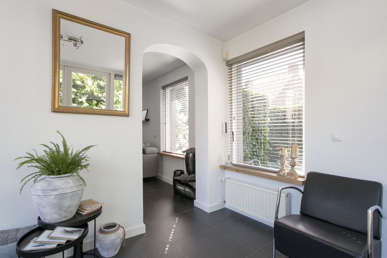 Deze moderne en royale vrijstaande woning staat op een rustige woonlocatie op een mooi hoekperceel. 