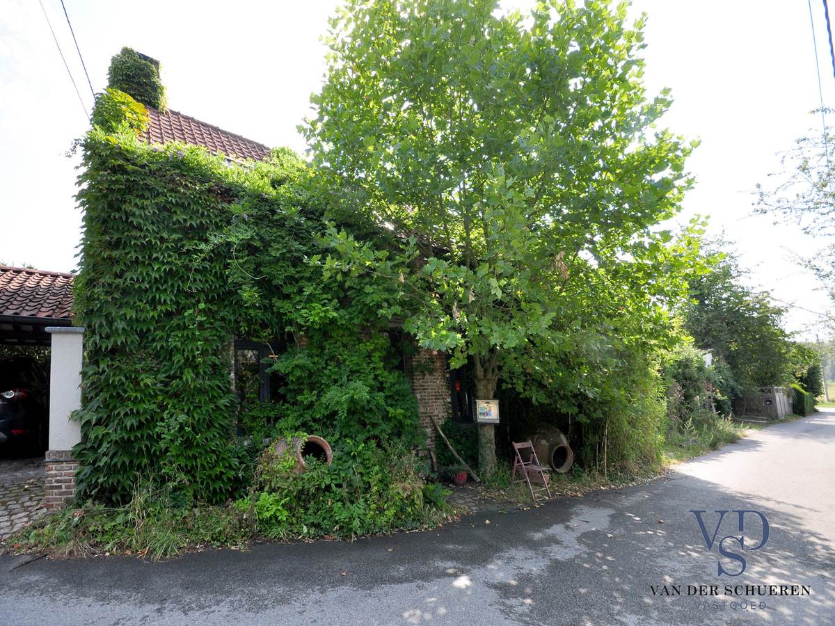 Idyllische woning met schuur. Uitzonderlijk gelegen. 