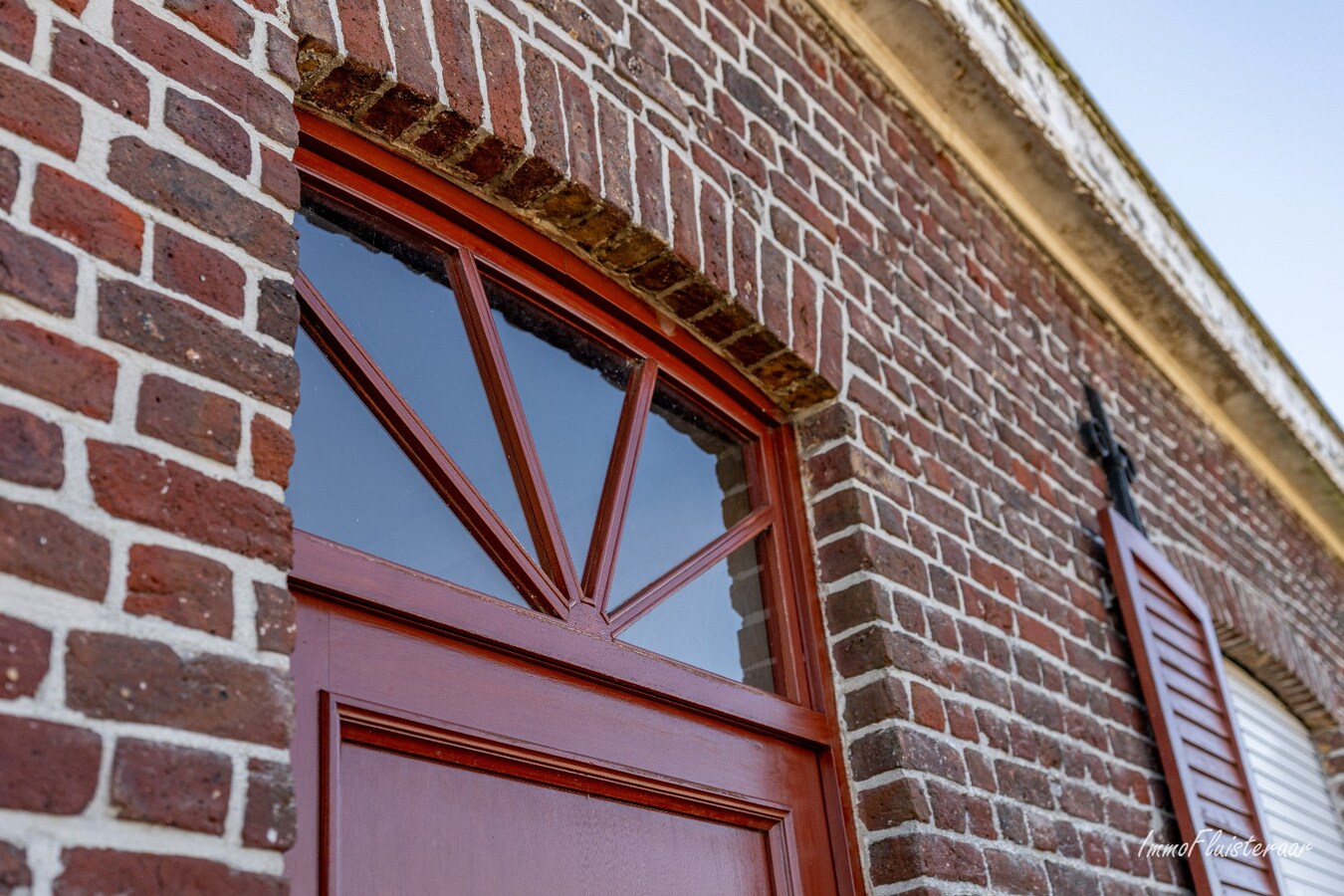 Renovated farmhouse with stables and pasture on approximately 1.7 hectares in Nazareth. 