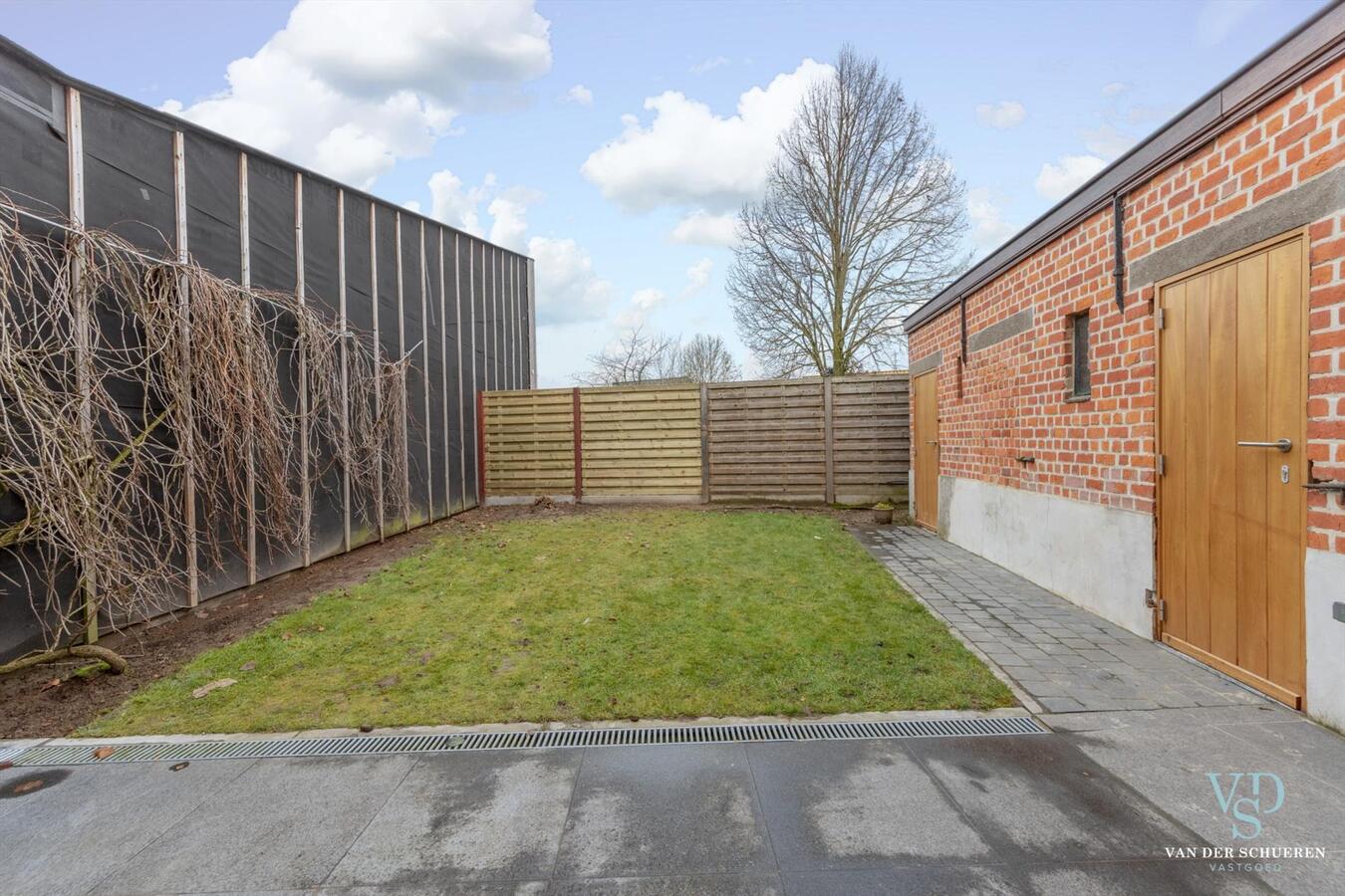 Degelijke, karaktervolle woning met tuintje. UNIEK AANBOD ! 