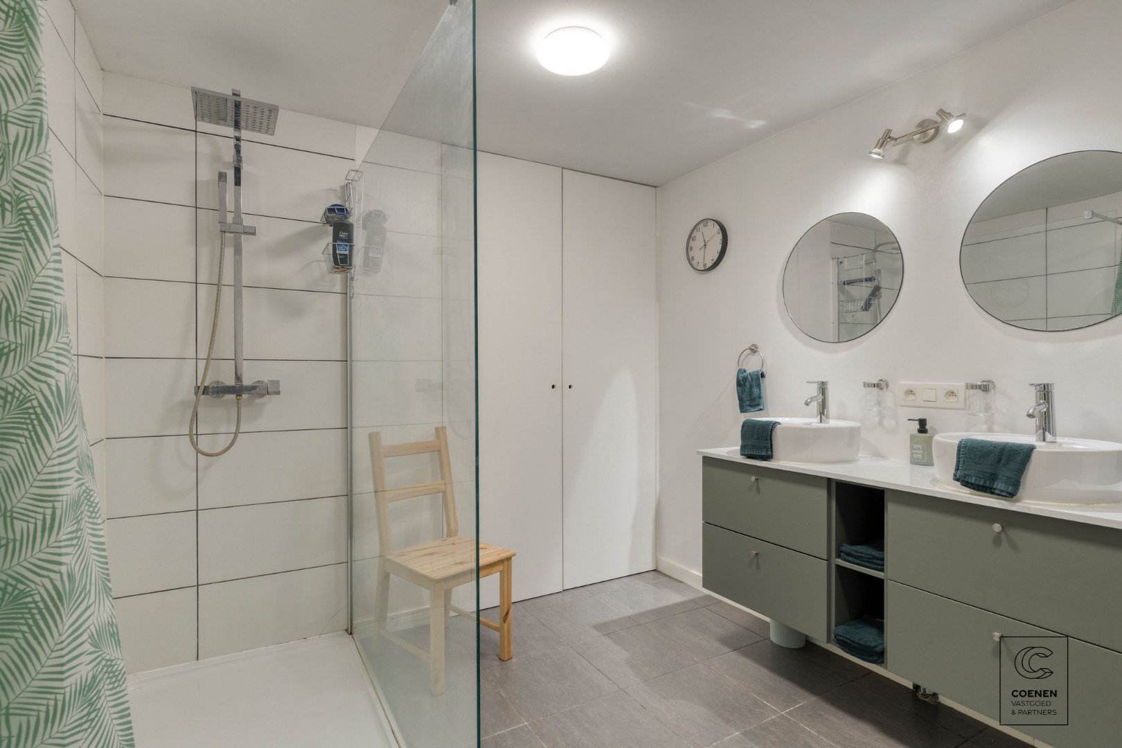 Lichtrijke en ruime villa van 338 m² met ingebouwd zwembad en tal van mogelijkheden voor co-housing of kangoeroewonen! 