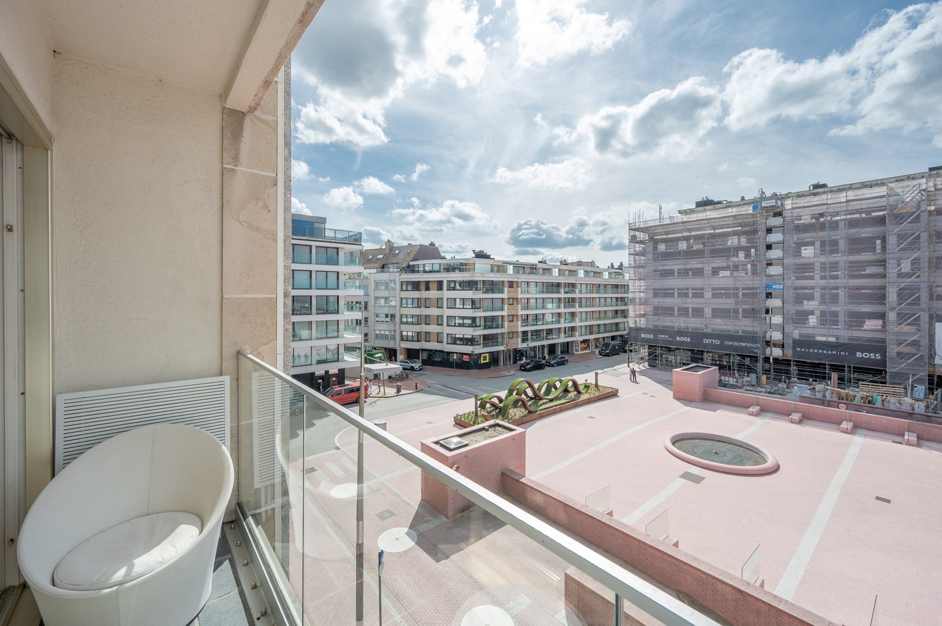 Appartement confortable avec terrasse ensoleillée et vue partielle sur la mer dans un emplacement de premier choix. 